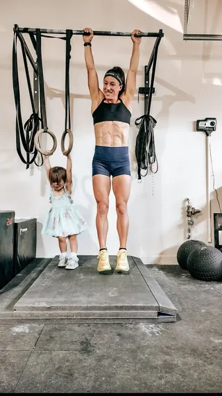 Centr Meta ad: Core work from today with @thehybridengine 3 rounds: 60 second hang fr, live 125 days